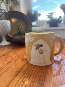 Bee on Daisy Squatty Mug